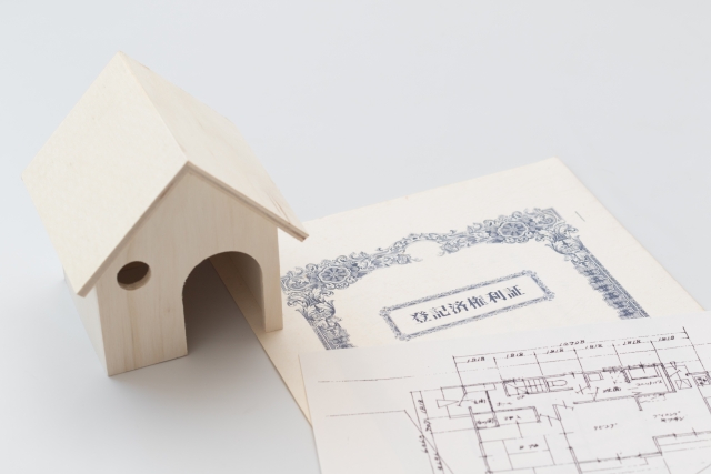家の模型と書類
